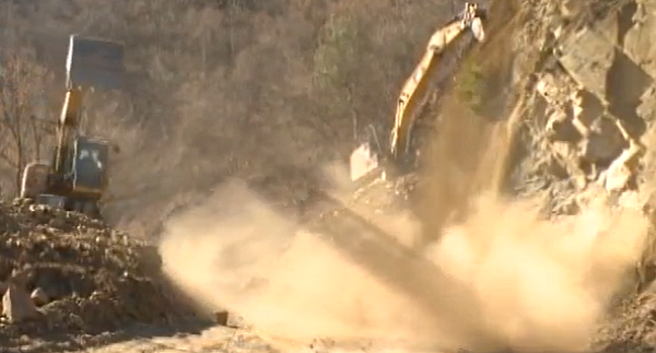 Свлачище затвори пътя за Кръстова гора