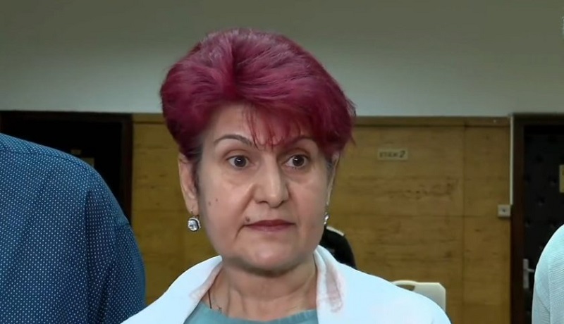 Вместо да се извини на момичето с 400 шева, скандалната съдийка скочи срещу репортери и влезе в абсурден обяснителен режим