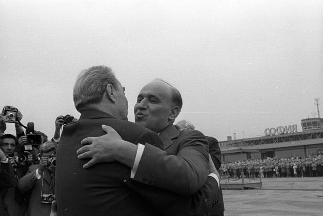 Как Живков наливаше милиони долари държавни пари в тайния фонд „Москва”, с който Кремъл изнасяше революция