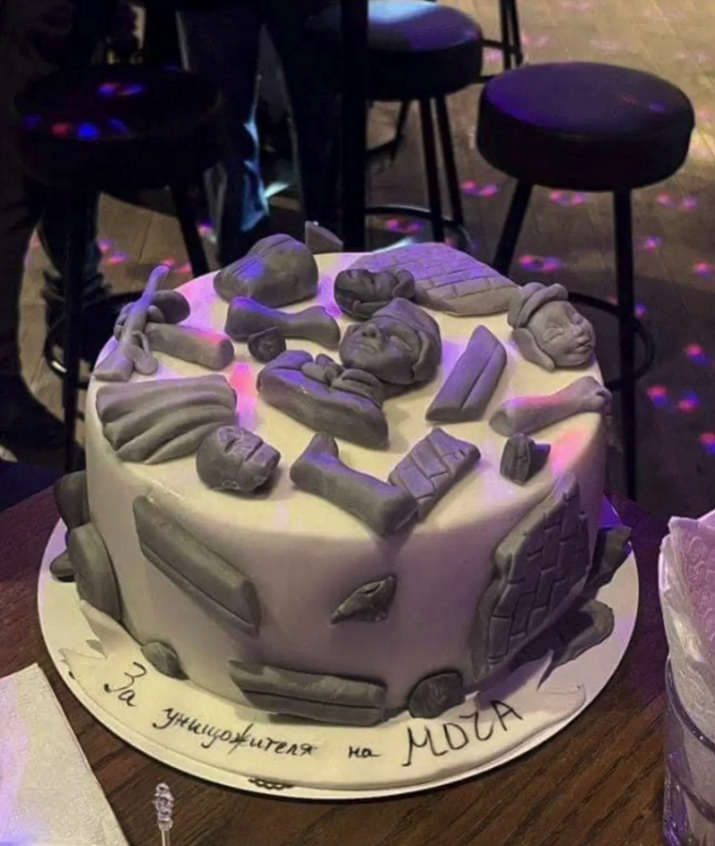 От БСП са бесни за торта с нарязания паметник, с която се черпили от ДБ и ДСБ