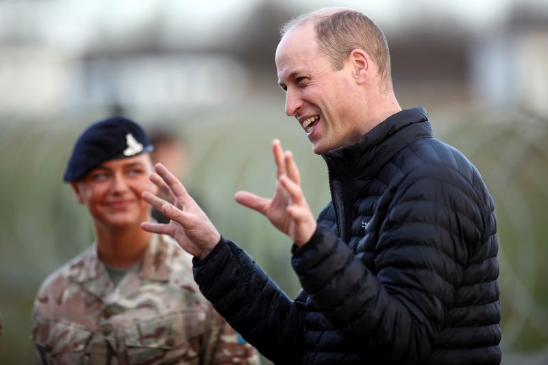 Принц Уилям посети военна база на границата с Украйна