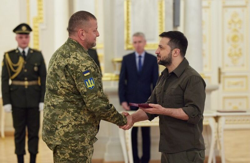 Зеленски удостои Залужни с орден и звание Герой на Украйна