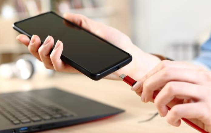 ЕС прие закон за единно зарядно за всички смартфони