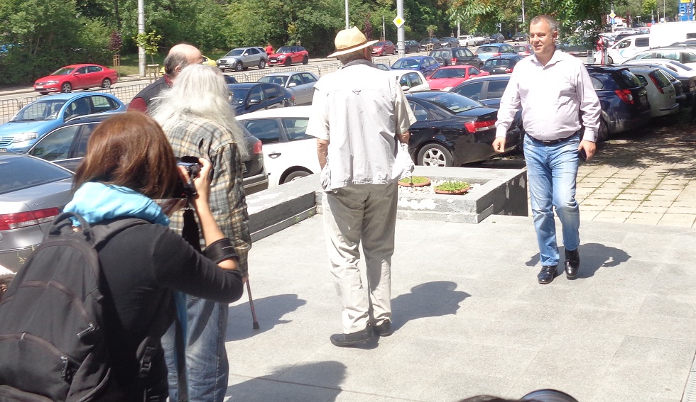 Емил Кошлуков саркастичен: Журналисти, купете ми маска!