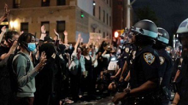 Общински съветници в Минеаполис предложиха местната полиция да бъде разпусната