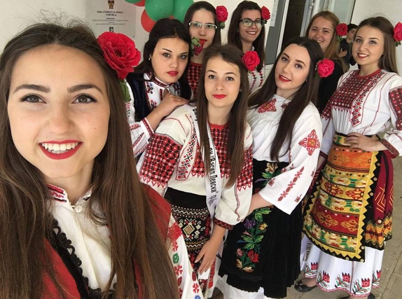 Абитуриенти избраха народните носии пред дизайнерските костюми и рокли