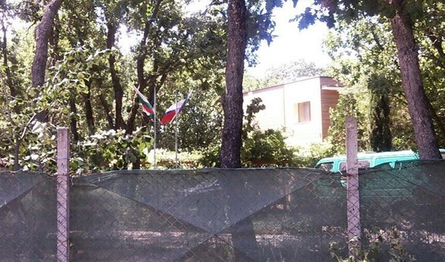 Руско знаме се вее до Сараите в Росенец, правят "булеварди" в гората