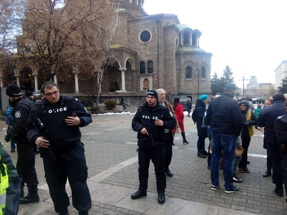 РИА Новости хвали родното МВР,   разгонило акцията при подарената от Москва на София "новогодишна" елха