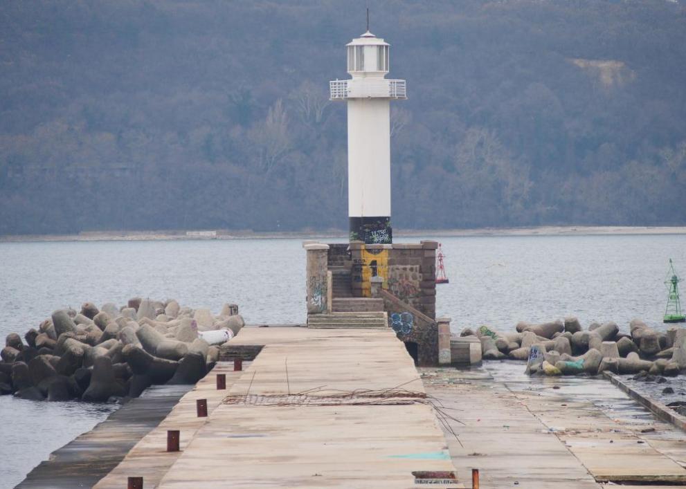 Тялото на едно от децата, завлечени от морето на вълнолома във Варна бе открито