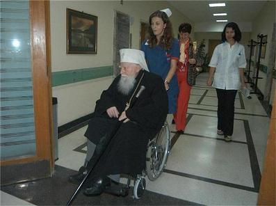 Патриарх Максим празнува ЧРД в болница