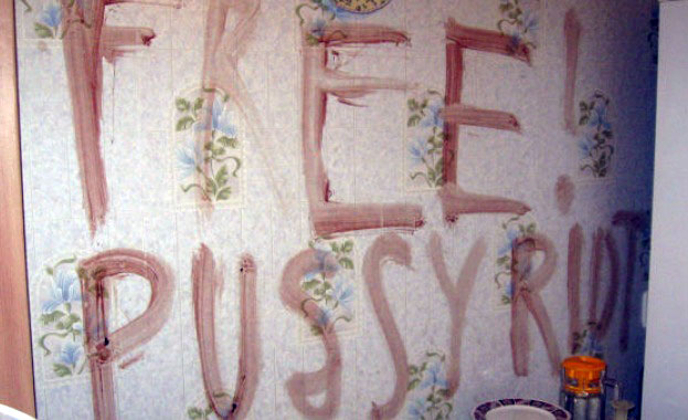 Зловещо! Руски сатанисти колят и пишат с кръвта "Свобода за Пуси райът"