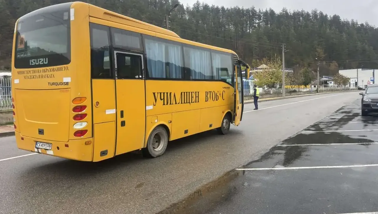 Шофьор почина зад волана докато кара ученически автобус
