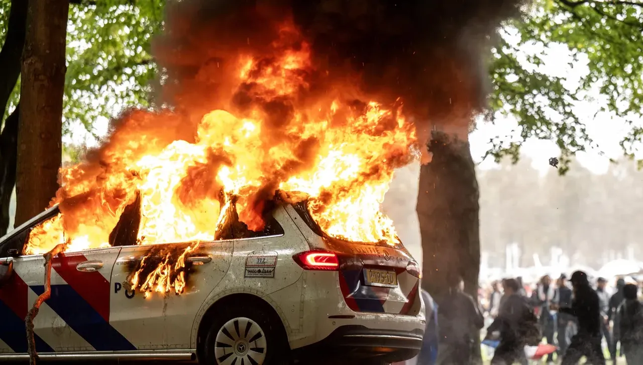 Полицията в Хага използва сълзотворен газ и арести на масов протест срещу имиграцията