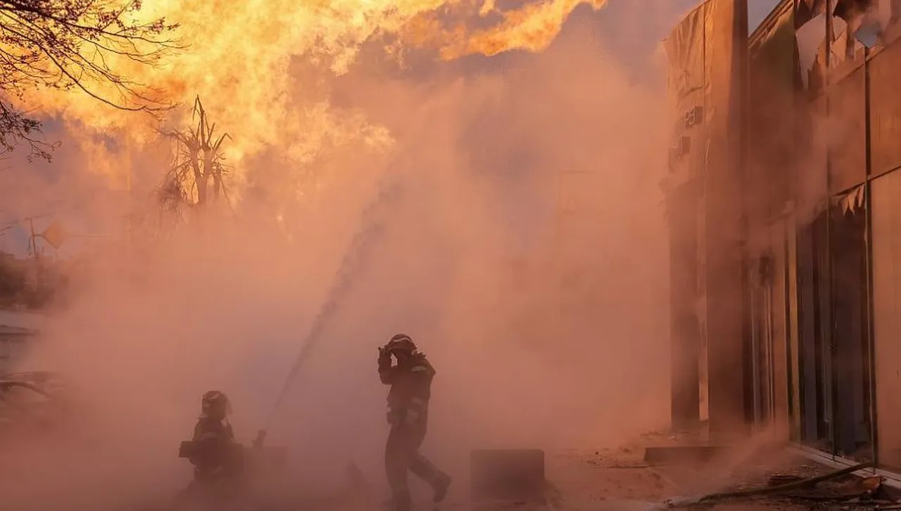 Масирана вражеска атака с дронове над Харков, градът е в пламъци