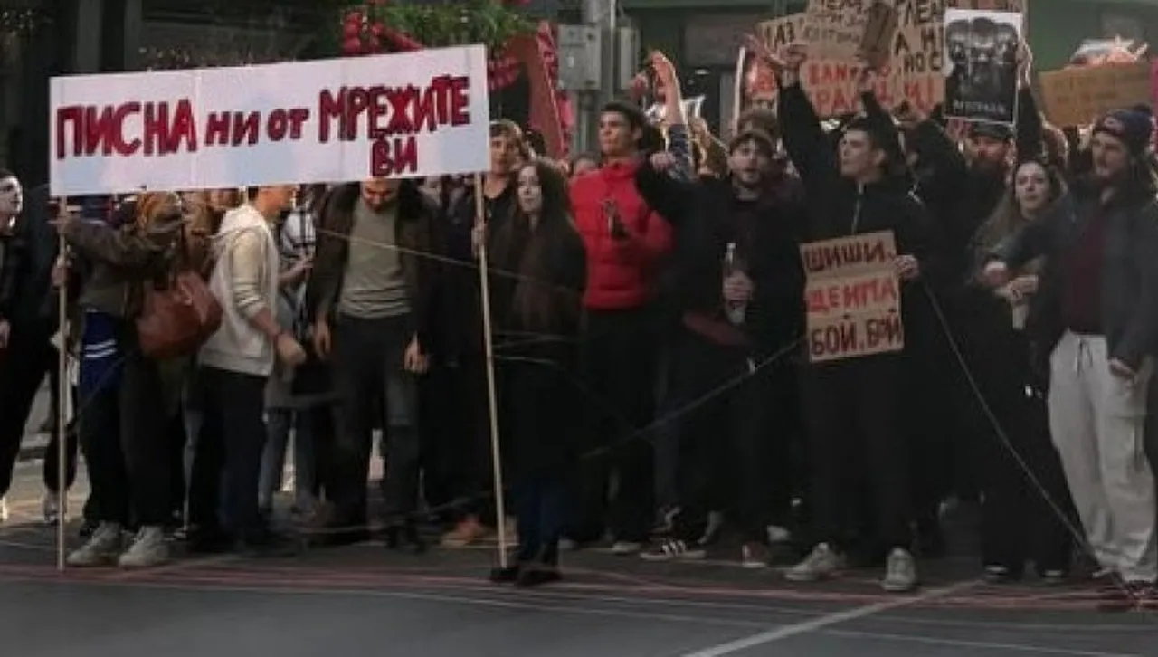 Протестът стартира: Студенти излязоха пред НАТФИЗ, скандират "Оставка!"