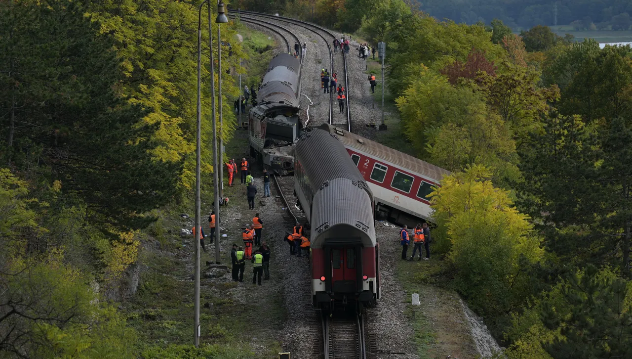 Два влака се сблъскаха в Словакия, над 100 души са ранени, трима са под отломките