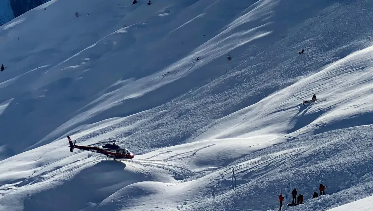 Лавина се спусна на писта в Алпите: Затрупа няколко души 