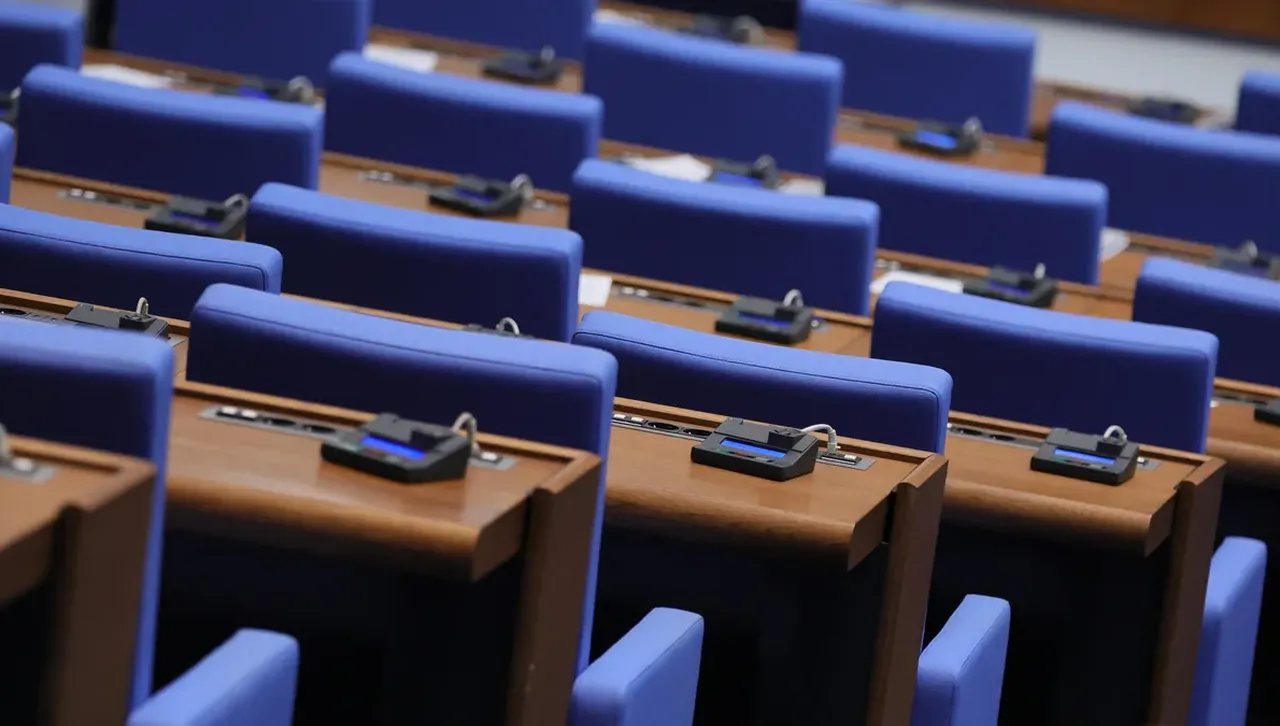 Въпреки първоначалния отказ на мнозинството парламентът обсъжда на първо четене
