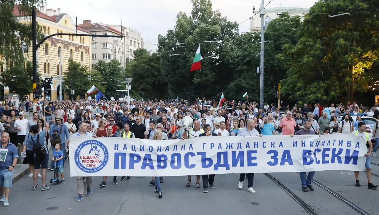Протестиращи в София: Вън Сарафов, бухалката на Пеевски