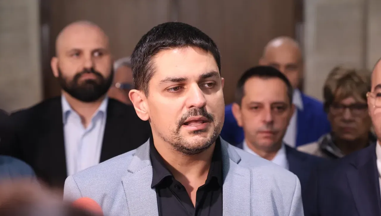 МЕЧ каза "да" на поканата на "Възраждане" за включване към вота на недоверие за финансите