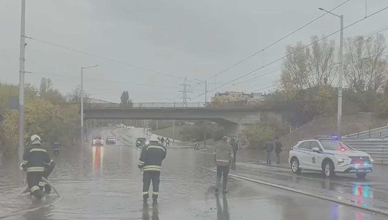 Наводнено кръстовище блокира четири трамвайни лиини в София