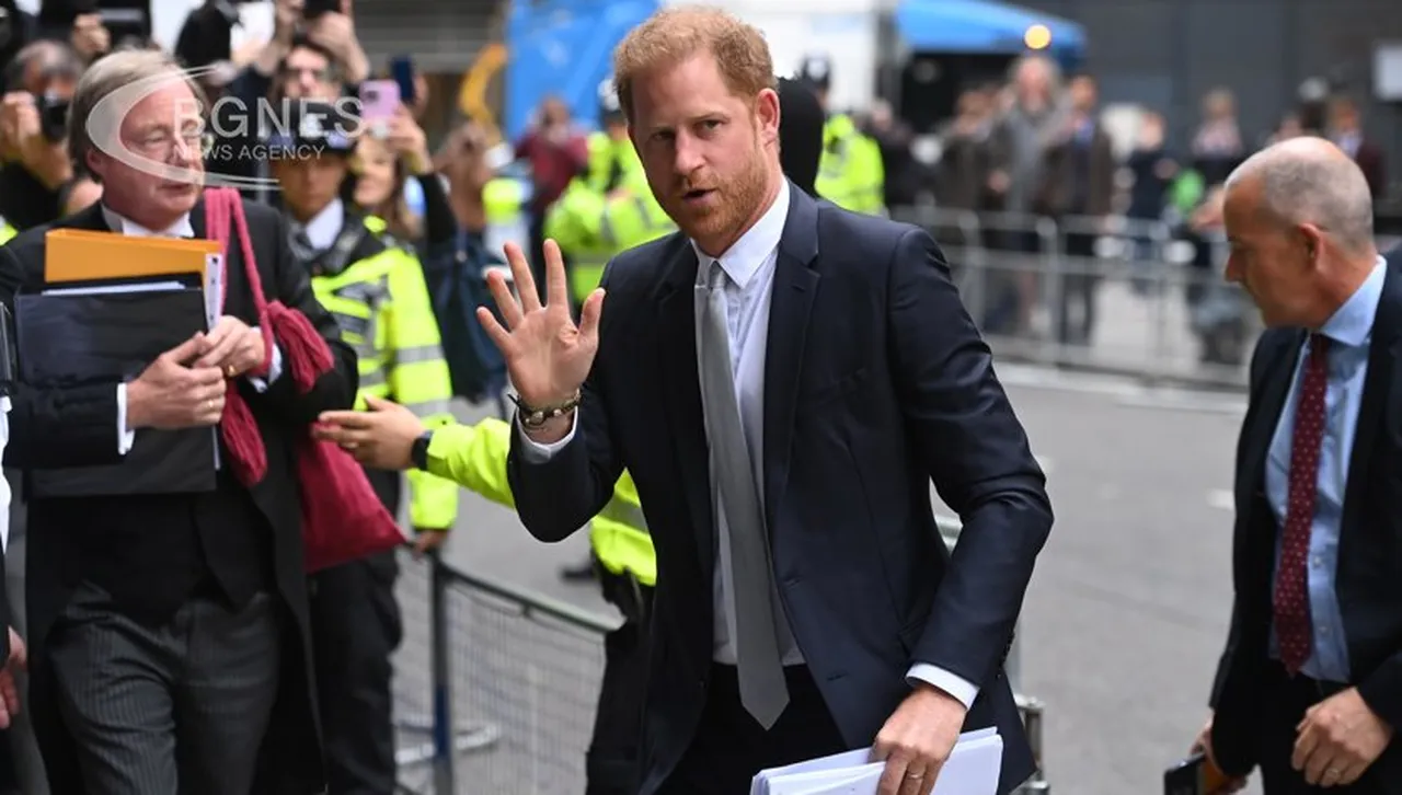  Принц Хари пристигна в резиденцията на баща си крал Чарлз III в Кларънс Хаус 
