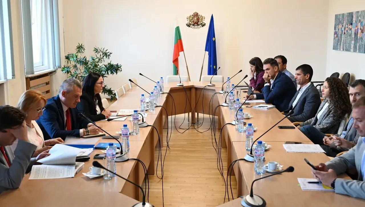 Извънредно заседание на тристранката за обсъждне бюджетите на НЗОК и ДОО