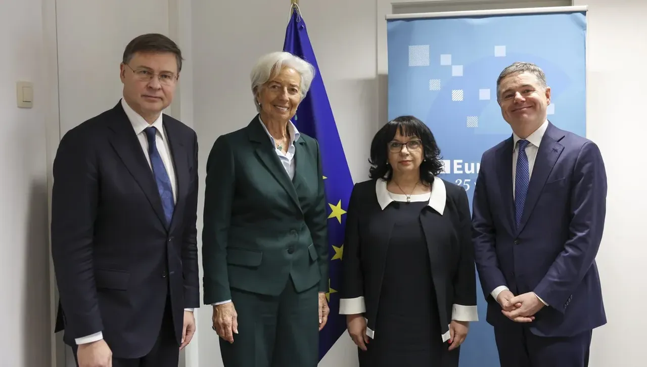 Теменужка Петкова и Валдис Домбровски обсъдиха еврозоната