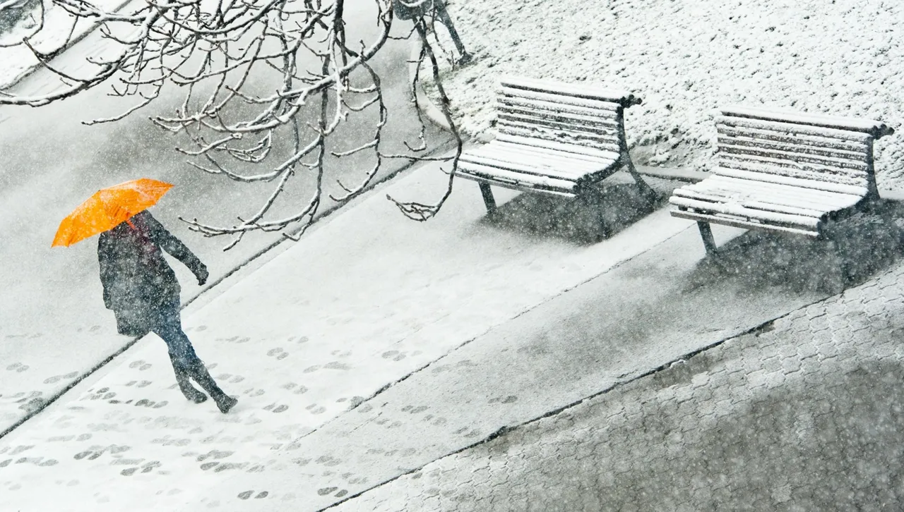 Жълт код за Бъдни вечер: Проливни дъждове преминават в сняг, проходите ще са в капан