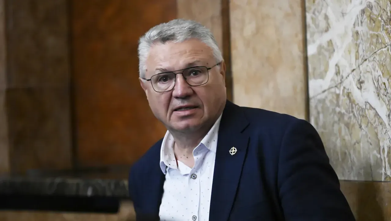Според него българското общество трябва да се фокусира върху своите