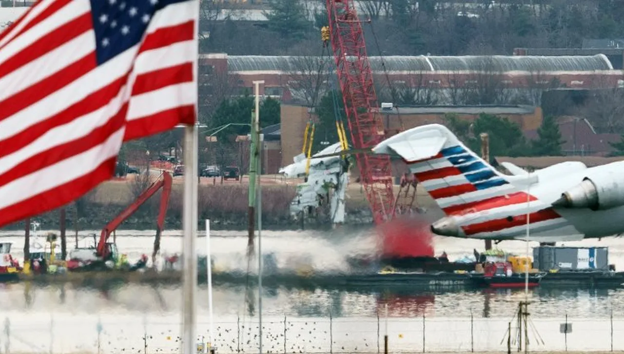  Инцидент с два самолета на летището във Вашингтон: Конгресмени и бивши заложници на борда