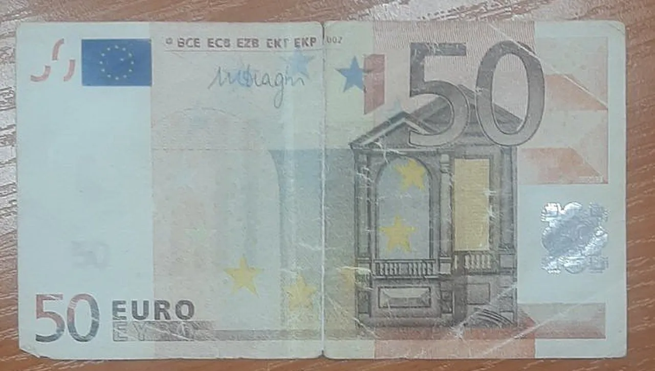 Мъж от Шумен си купи питие от магазин с фалшиво евро