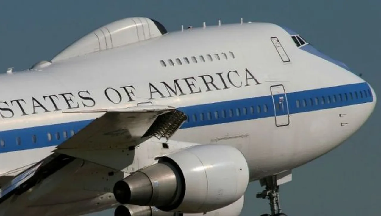 Вдигнаха „самолета на Страшния съд“: рутинна мисия или сигнал на фона на напрежението с Иран?