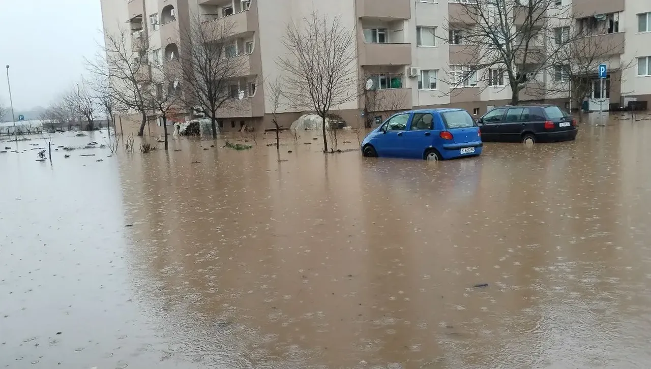 Наводнението в Крумовград: Квартали във вода, отнесени са стотици метри пътища