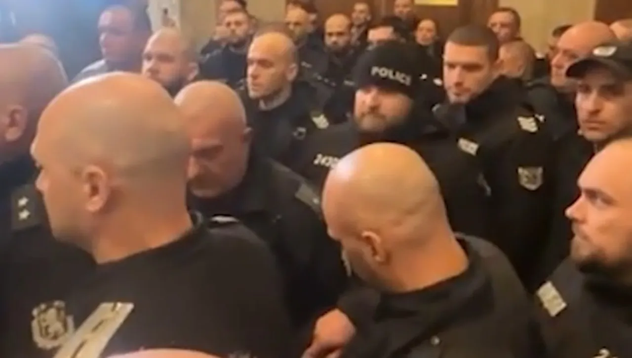 Сблъсъци с полицията! Протестиращи се опитаха да нахлуят в кабинета на Сарафов