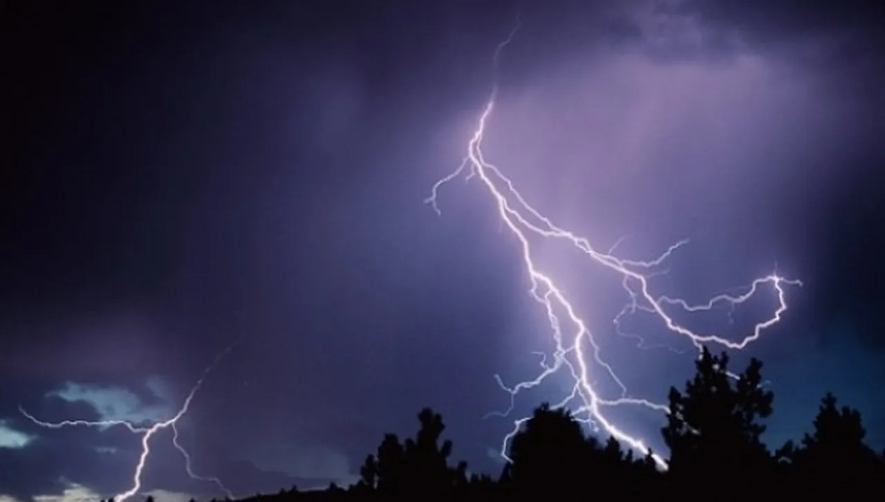 Мълния възпламени къща в с. Драгодан, друга разпали огън в поле