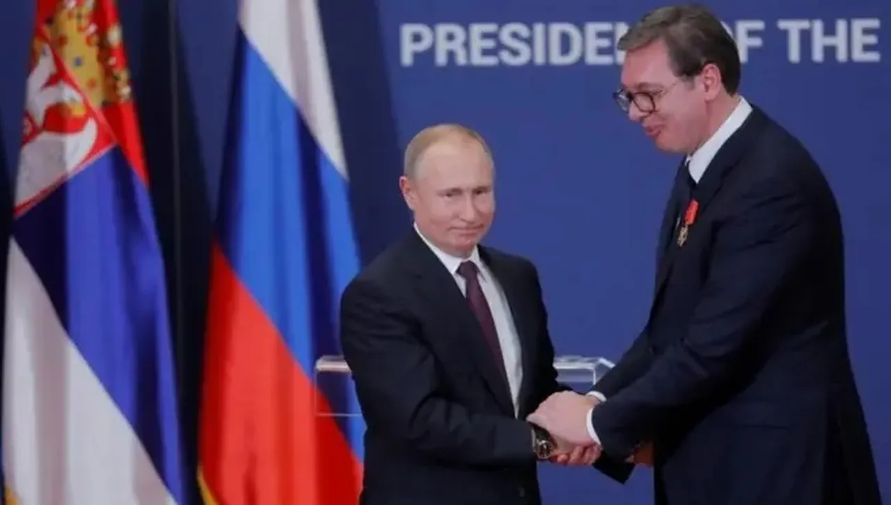 Москва протяга дълга солидарна ръка на Вучич, за да оцелее