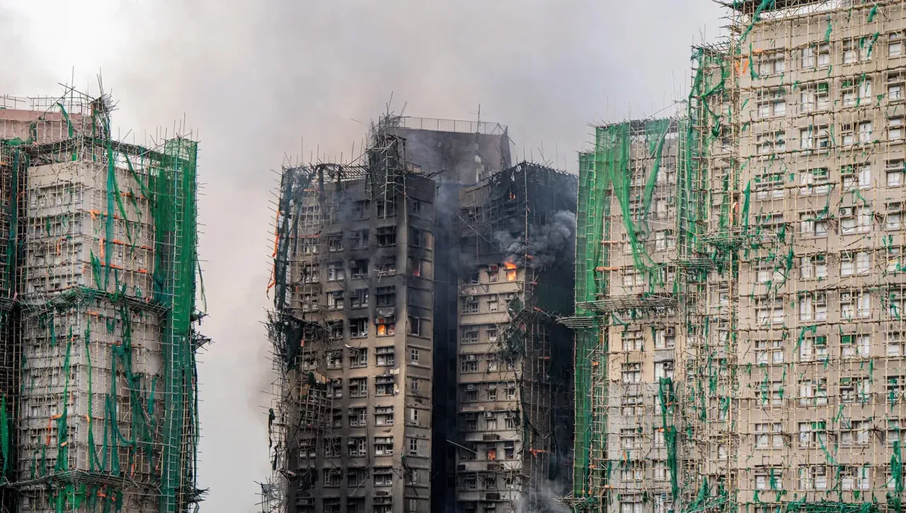 Жертвите на пожара в Хонконг достигнаха 128, стотици са изчезналите