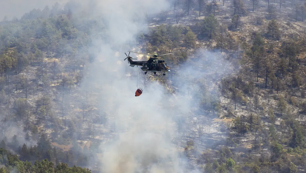 3 шведски самолета и хеликоптер гасят избухналия отново пожар край Сунгурларе
