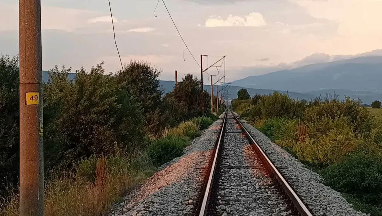 Крадци срязаха проводник: Влаковете между Казичене и Столник спряха, избухна пожар