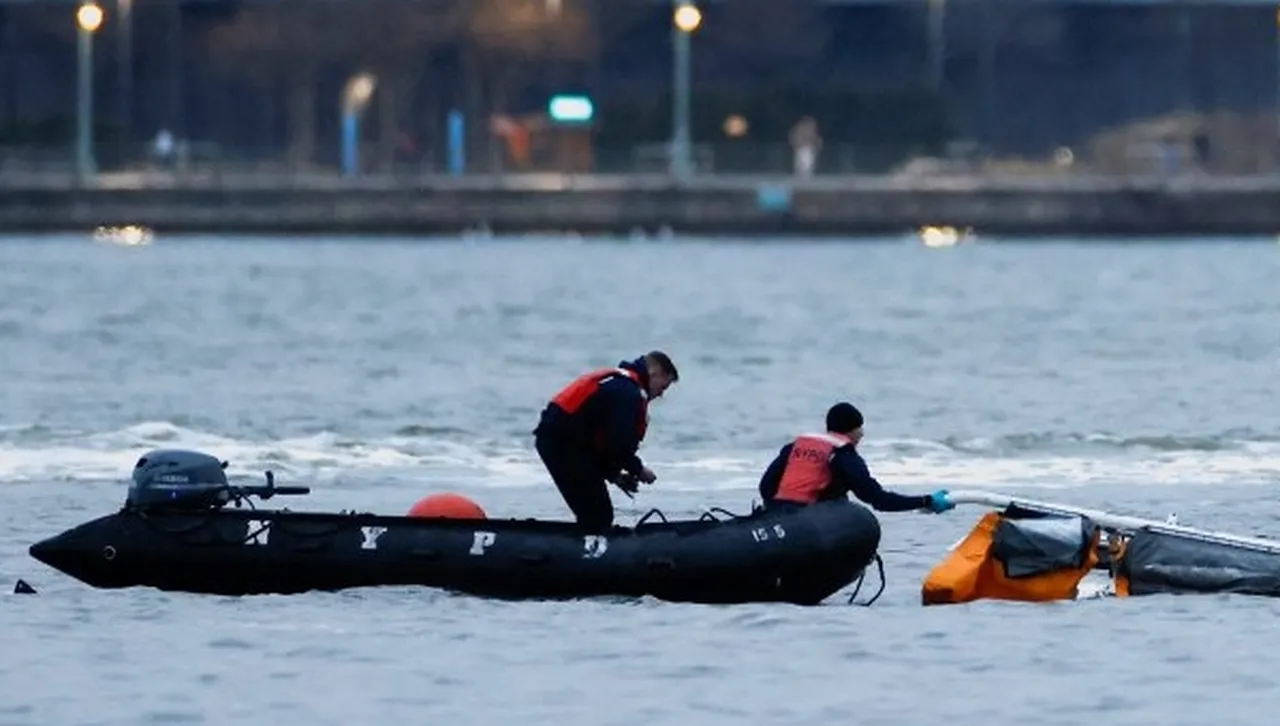 Хеликоптер падна в река Хъдсън, разпаднал се още във въздуха
