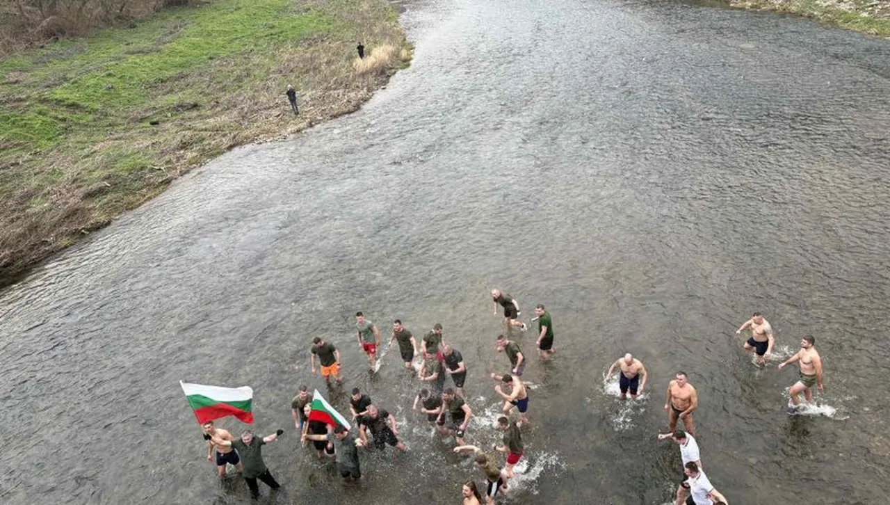 Курсант от военния университет извади богоявленския кръст от р. Янтра