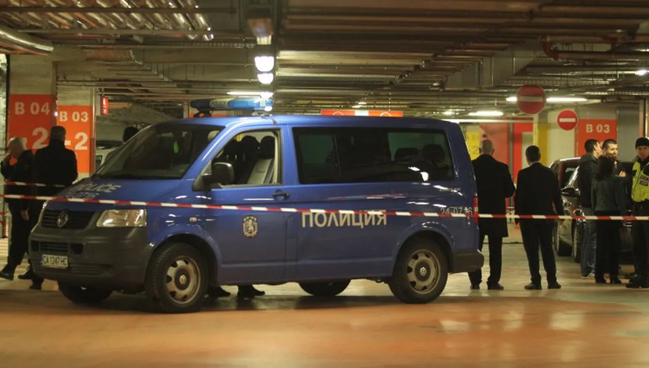 Нападателите отнели служебните оръжия на охранителите принудили ги да легнат