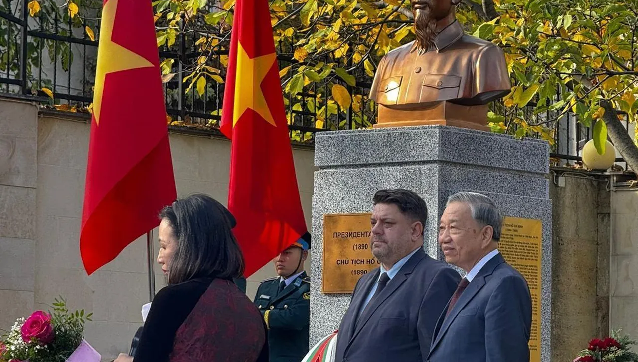 София като при БКП! Зафиров и генсека на Виетнамската комунистическа партия откриха паметник на Хо Ши Мин 