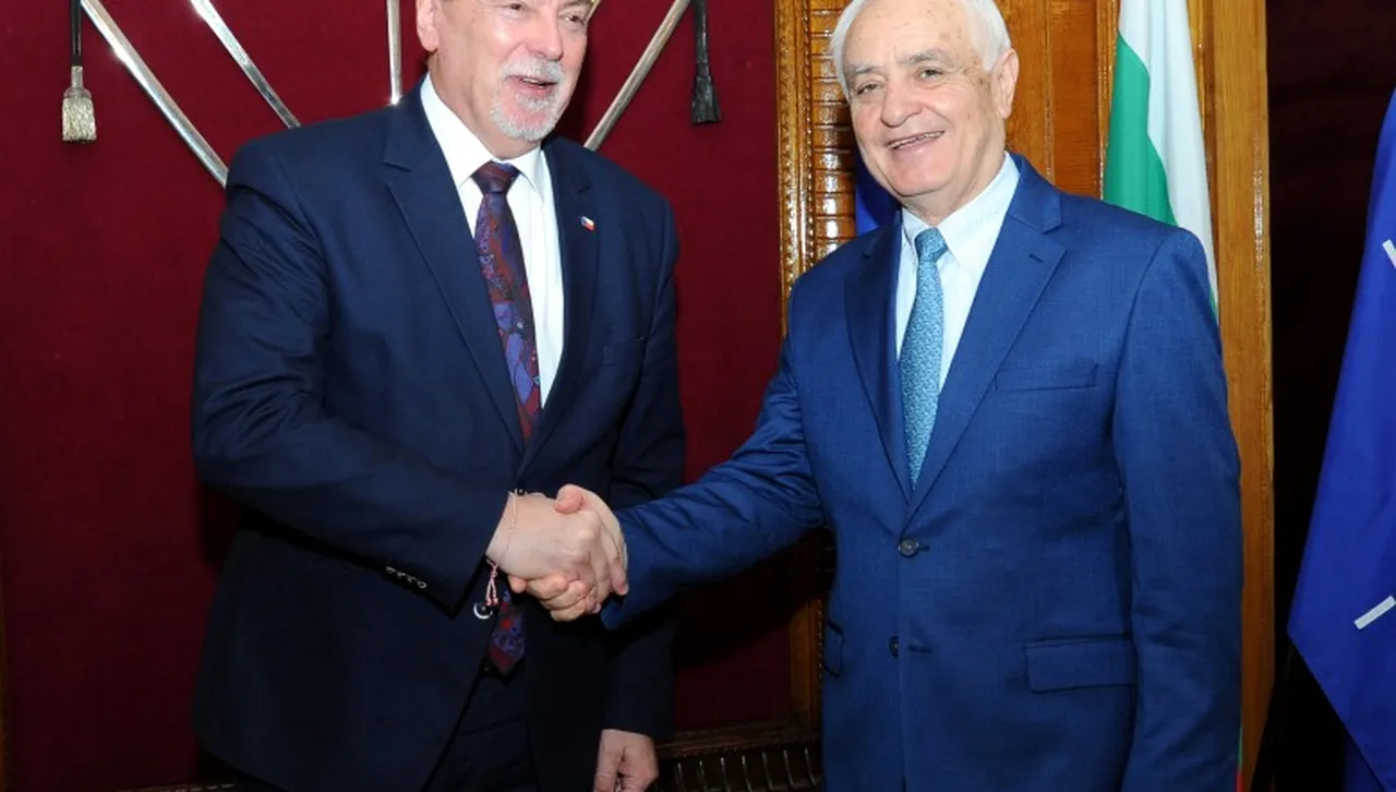 Запрянов и посланикът на Чешката република осбъдиха общи действия в усилване отбраната на Европа