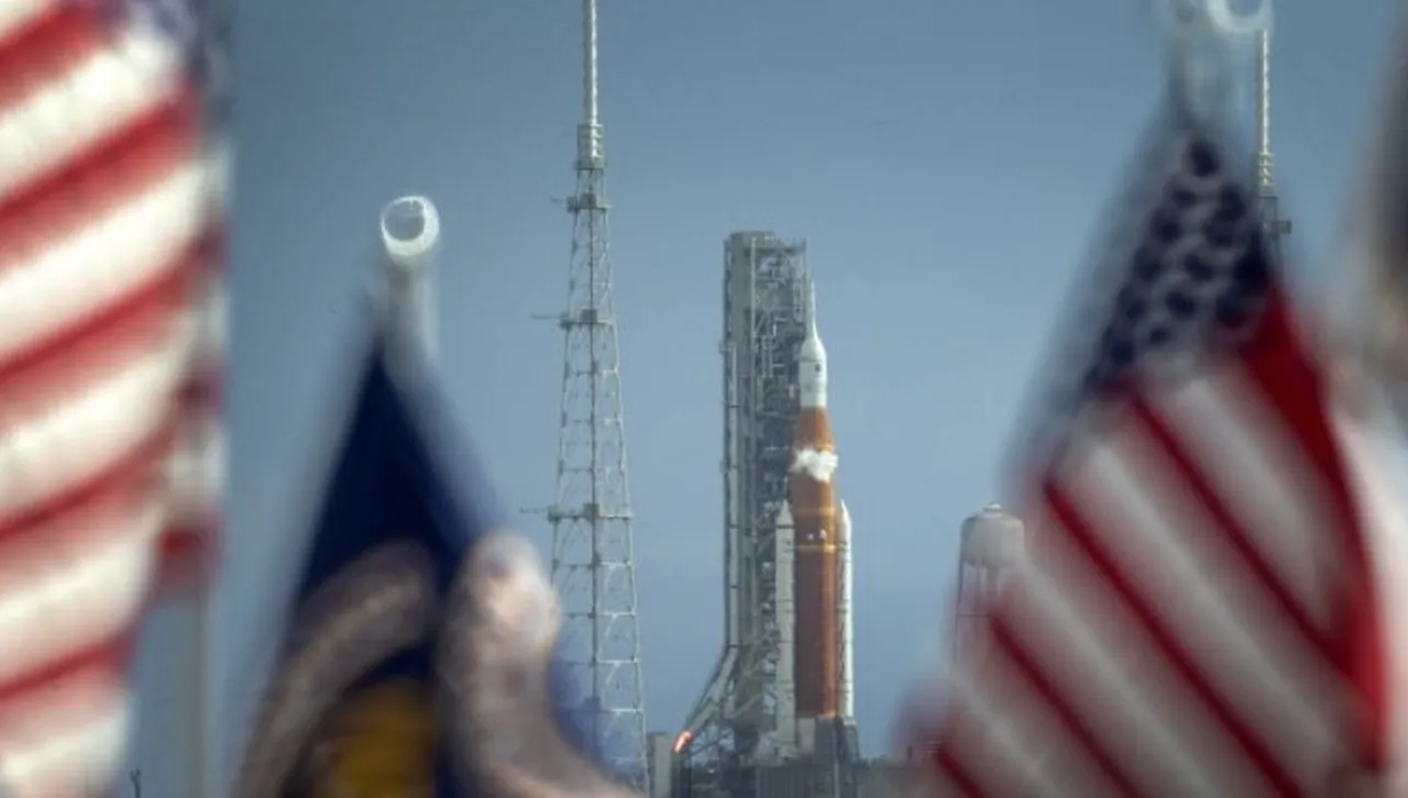 Ракетата SLS и космическият кораб Орион ще бъдат върнати в