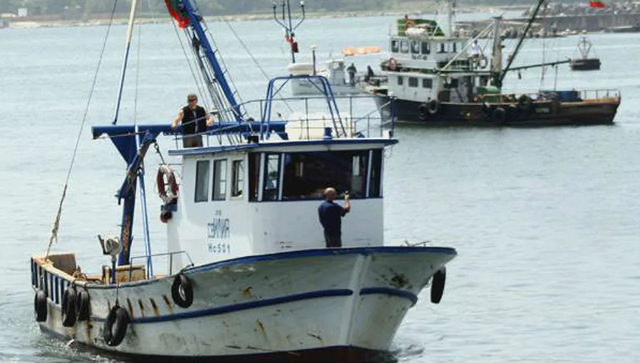 Испанската брегова охрана спаси 11 души от потъващ френски риболовен кораб