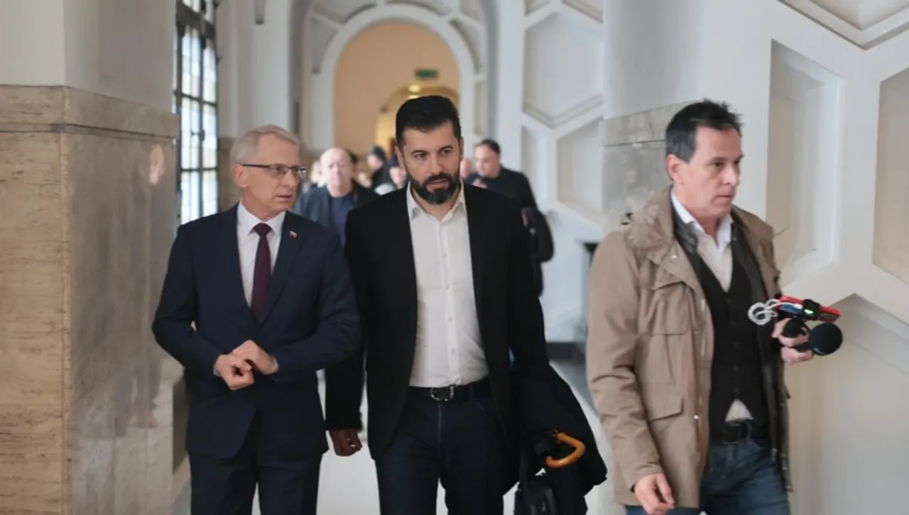 Кирил Петков се яви в съда в София по дело за длъжностни престъпления