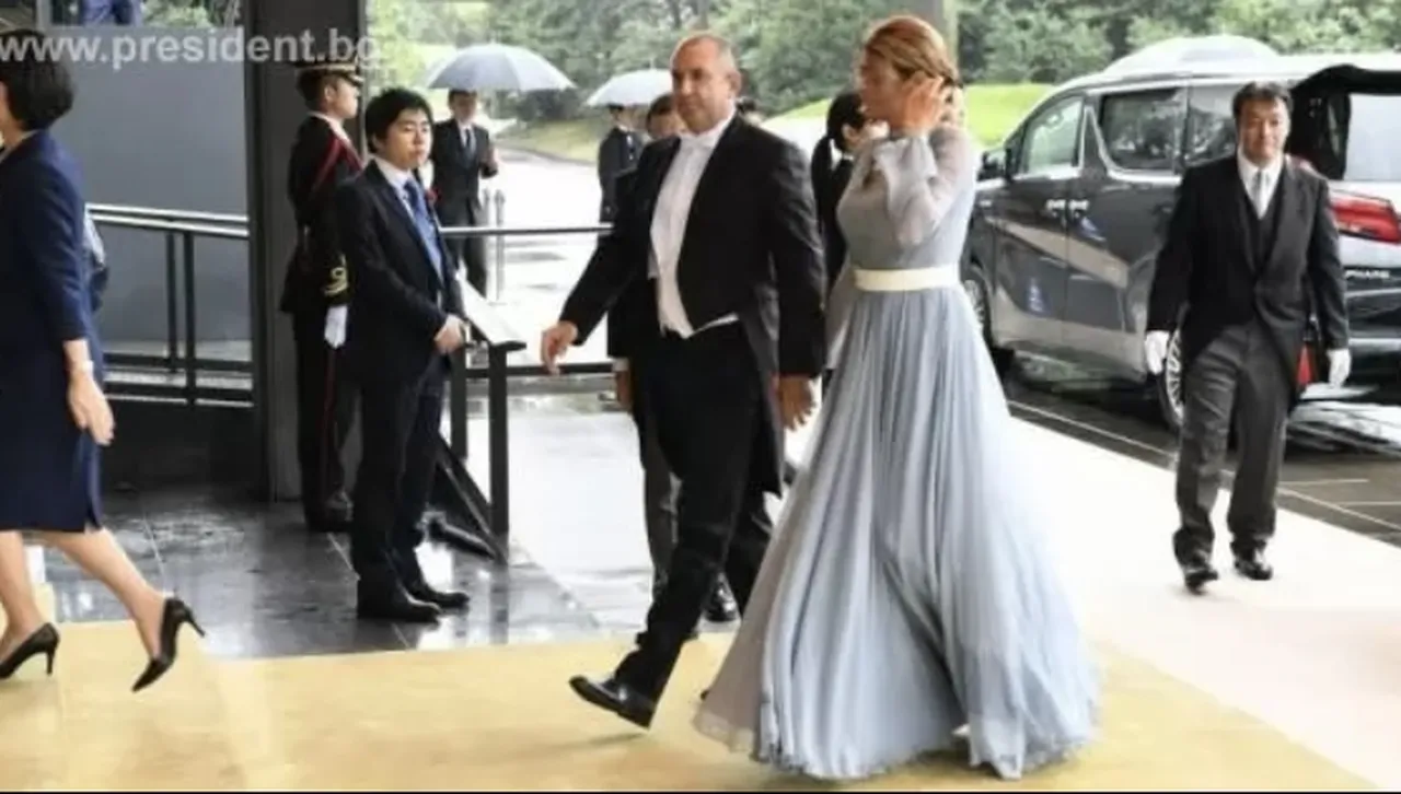 Радев подхлъзна България с фалшив референдум, тръгва на екскурзия в Япония