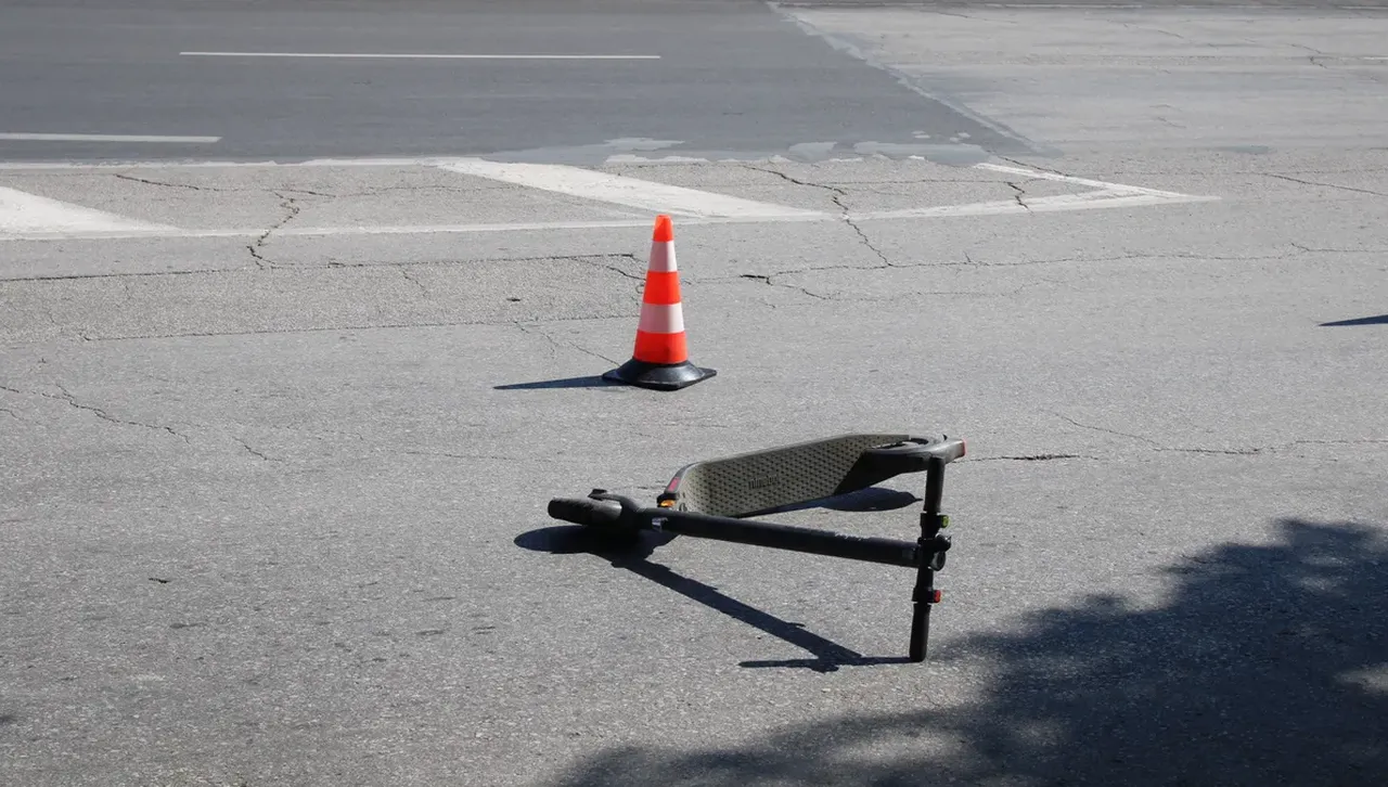 Автомобил блъсна две 15-годишни момчета с тротинетка в Бургас